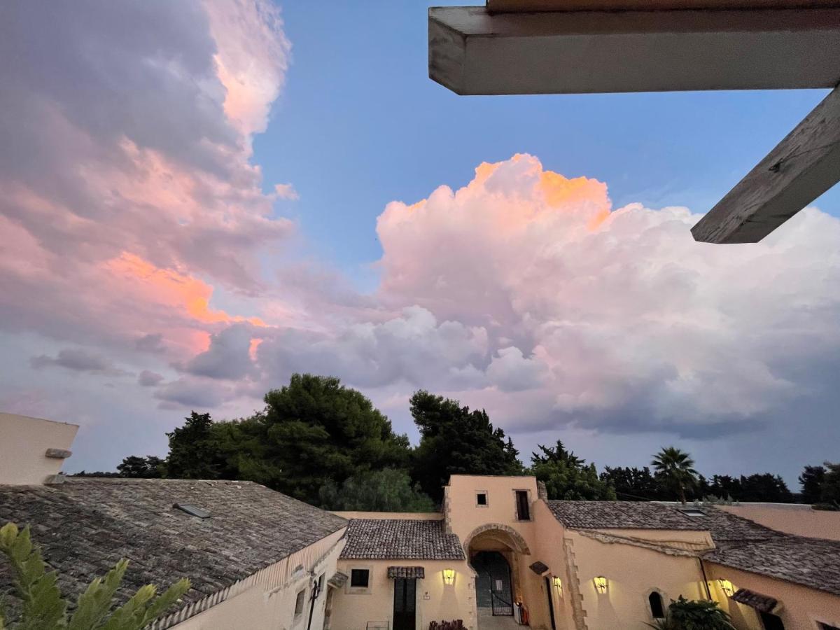 Chiusa Di Carlo Agriturismo Avola Bagian luar foto