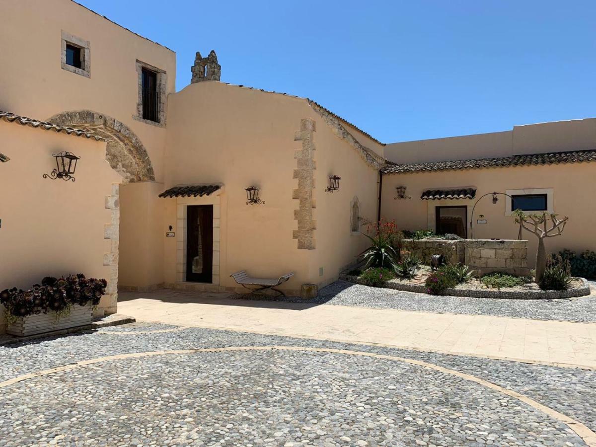 Chiusa Di Carlo Agriturismo Avola Bagian luar foto